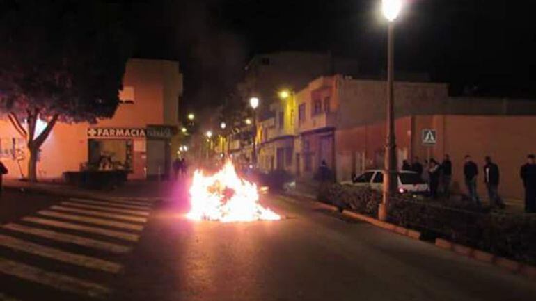 Fuegos incontrolados en el municipio de Roquetas de Mar, en Almería, provocados tras la muerte de un varón de 41 años, originario de Guinea Bissau