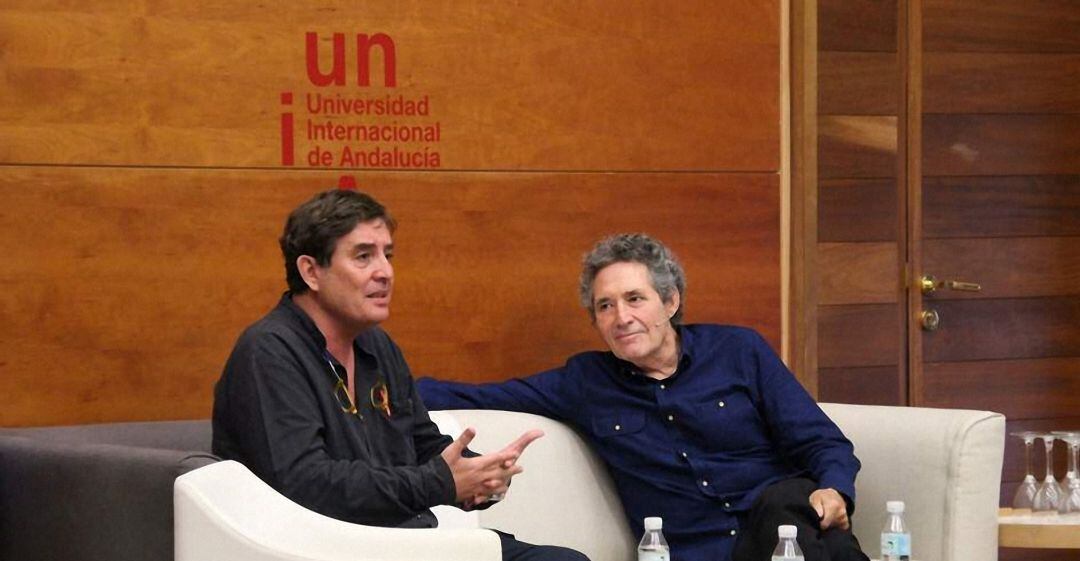 Luis García Montero, a la izquierda, con Miguel Ríos, durante un diálogo en la UNIA, en Baeza.