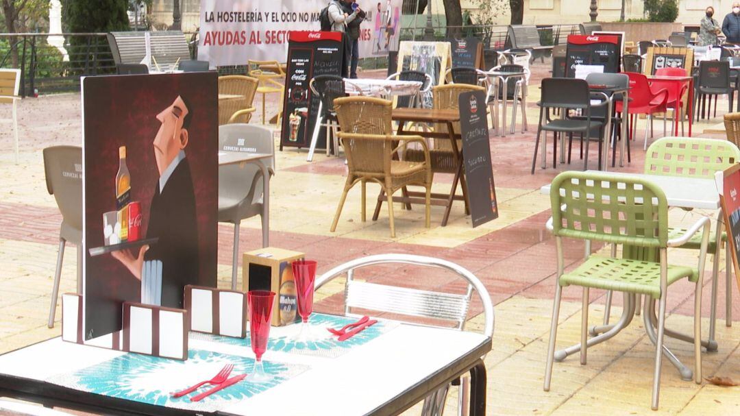Hosteleros de Xàtiva instalan una terraza vacía en señal de protesta por el cierre de su secto