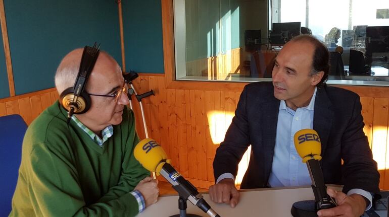 Pedro Aresti entrevista a Ignacio Diego en los estudios de la SER