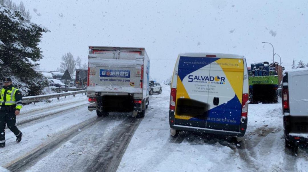 Atasco en el Monrepós (provincia de Huesca) por la nevada