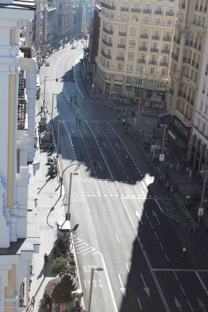 La Gran Vía de Madrid desierta de coches.