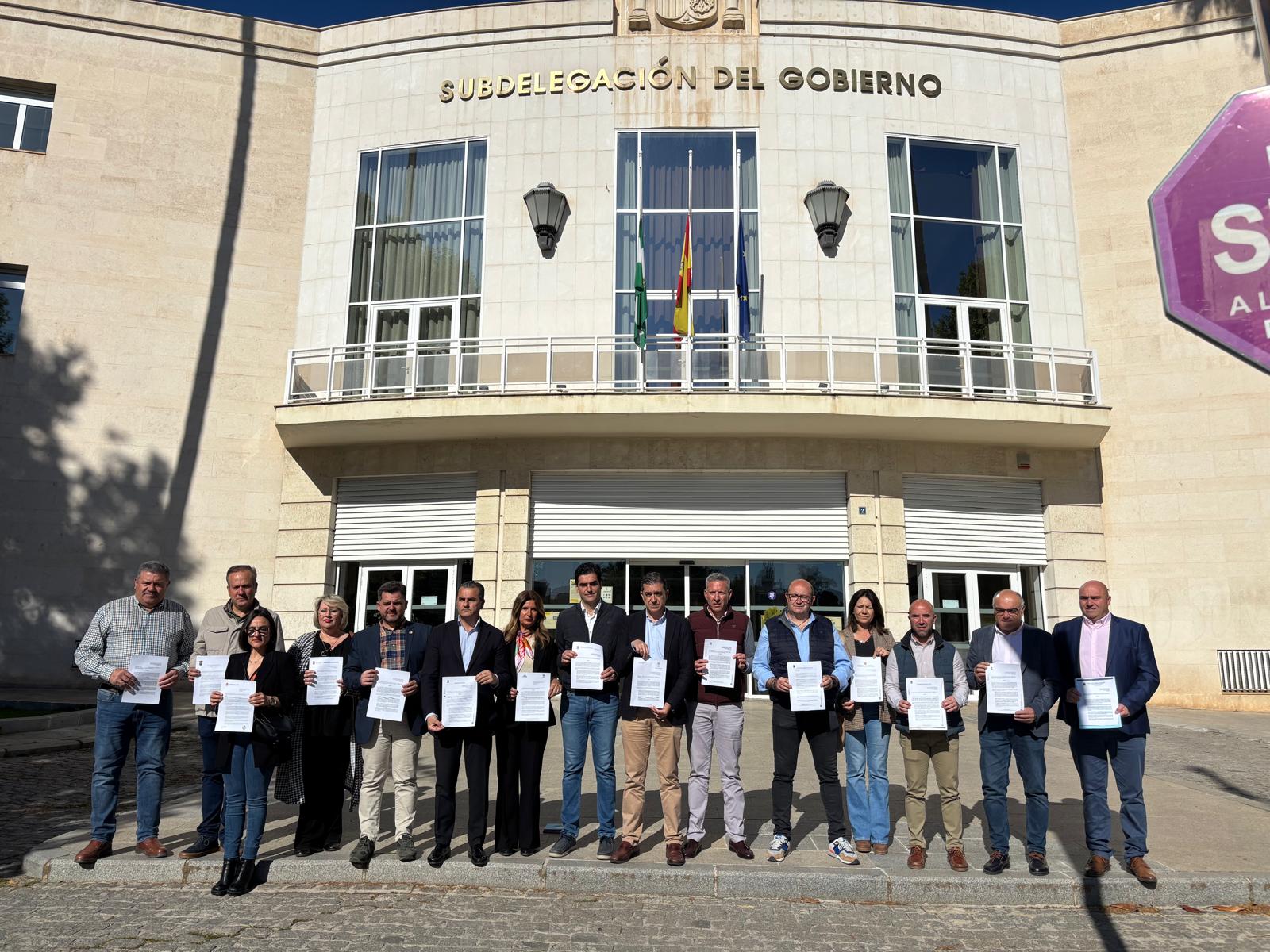 Alcaldes del PP de Jaén a las puertas de la Subdelegación de Jaén con el escrito presentado.
