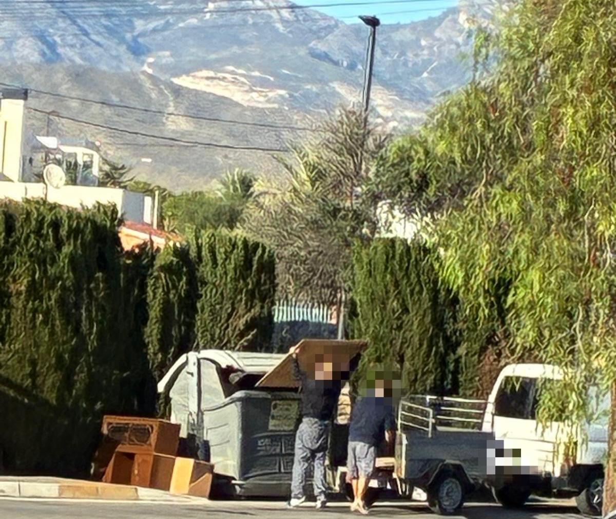 Dos personas vierten escombros de forma ilegal en El Campello