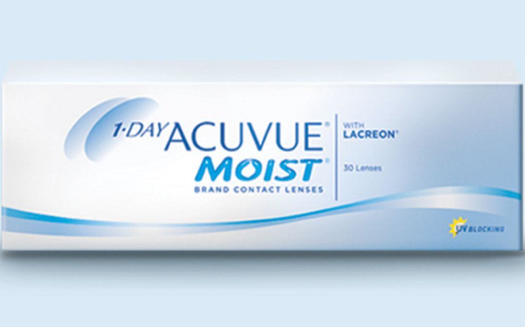 Un ejemplar de las lentillas 1-Day Acuvue Moist, de los laboratorios Johnson & Johnson Vision Care, como los del lote retirado por Sanidad.