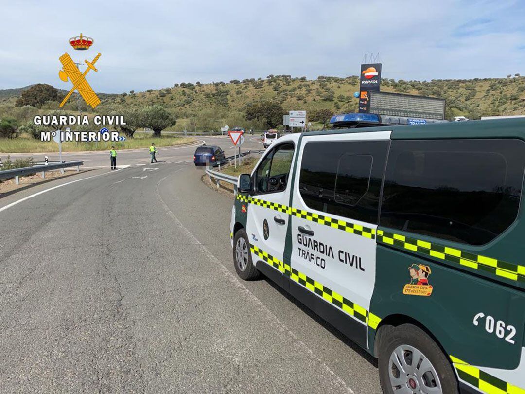 Agentes de la Agrupación de Tráfico de la Guardia Civil realizan un control