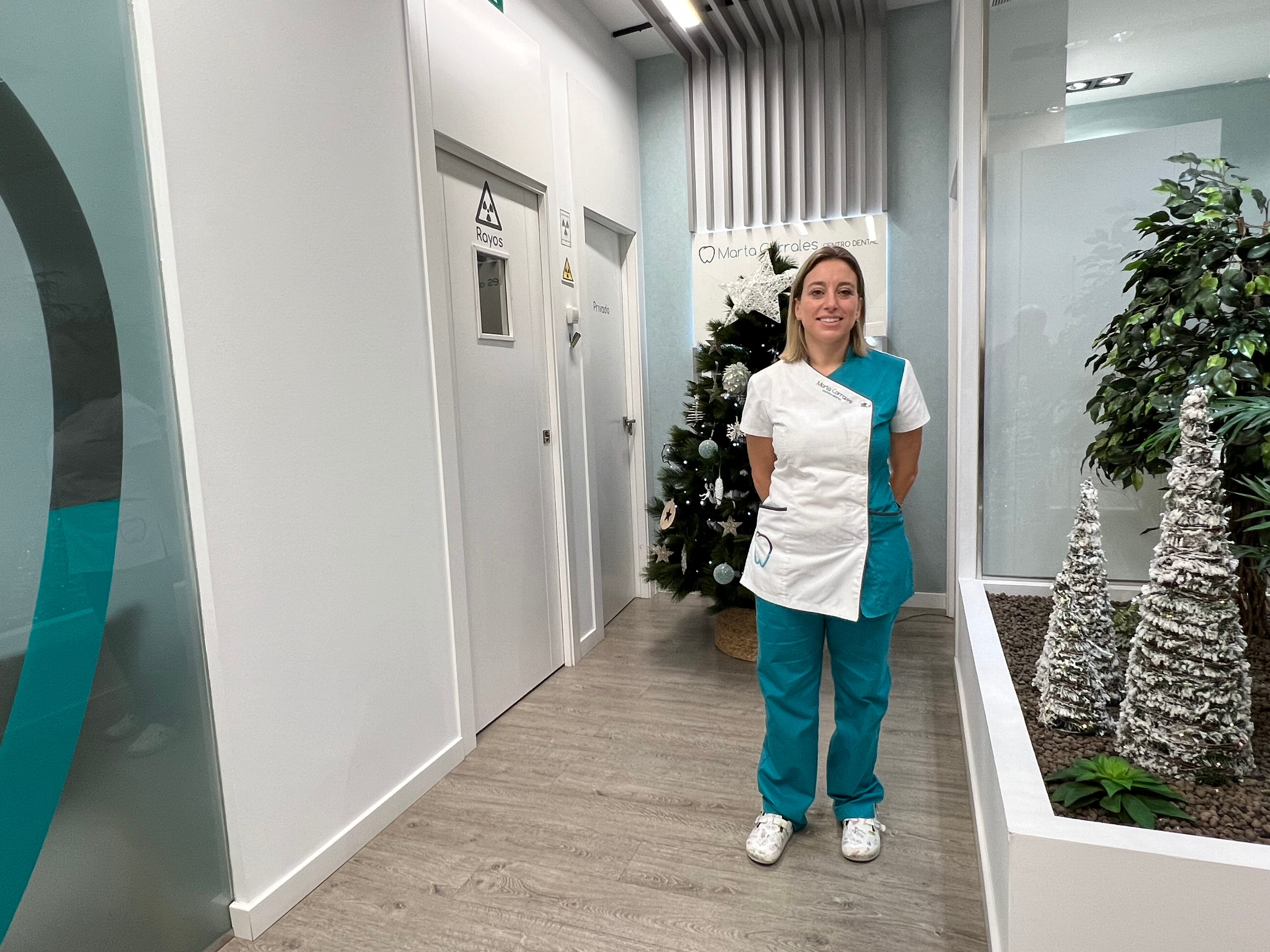 Marta Corrales en las instalaciones de su clínica dental ubicada en avenida Martínez Anstein