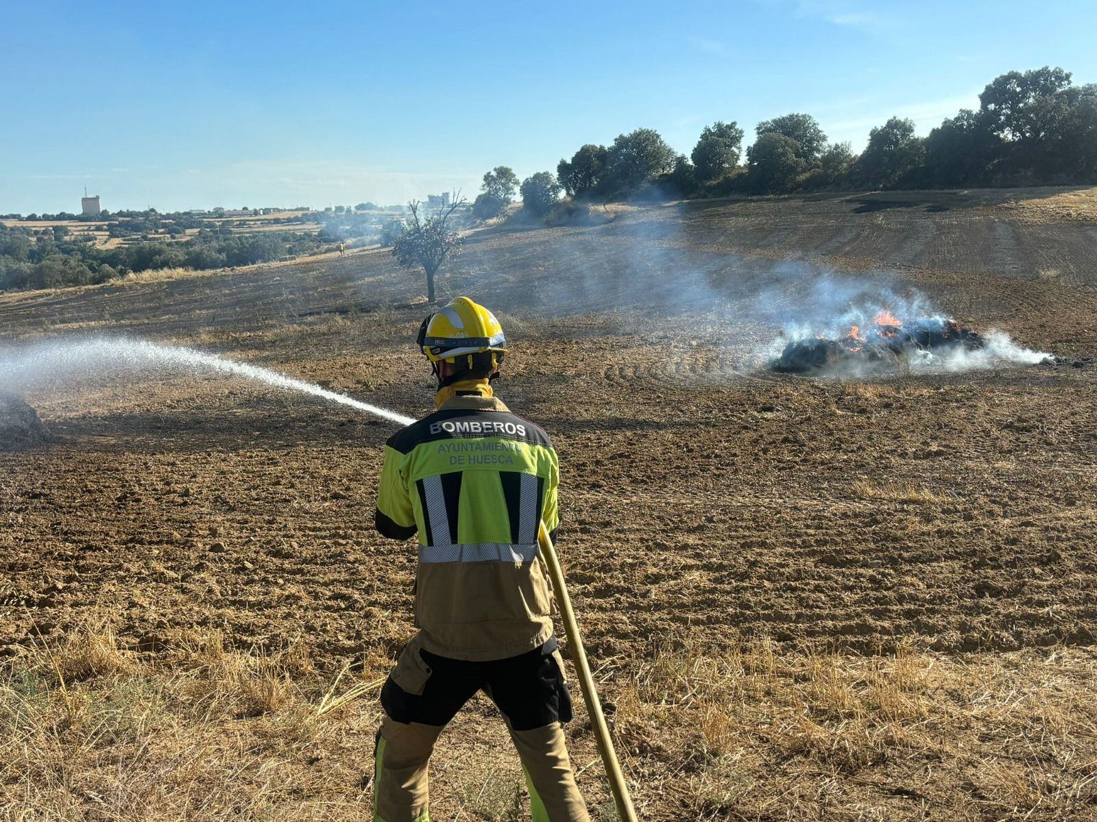 Un bombero de Huesca apagando el fuego