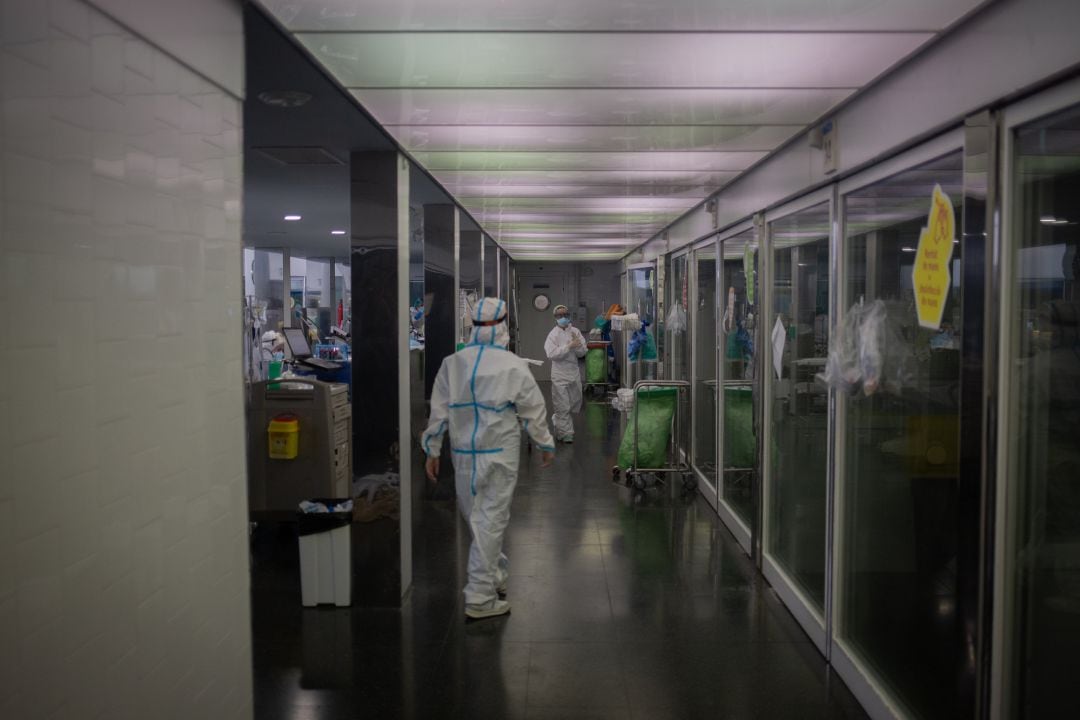 Archivo - Varios sanitarios protegidos en la Unidad de Cuidados Intensivos del Hospital del Mar, en Barcelona