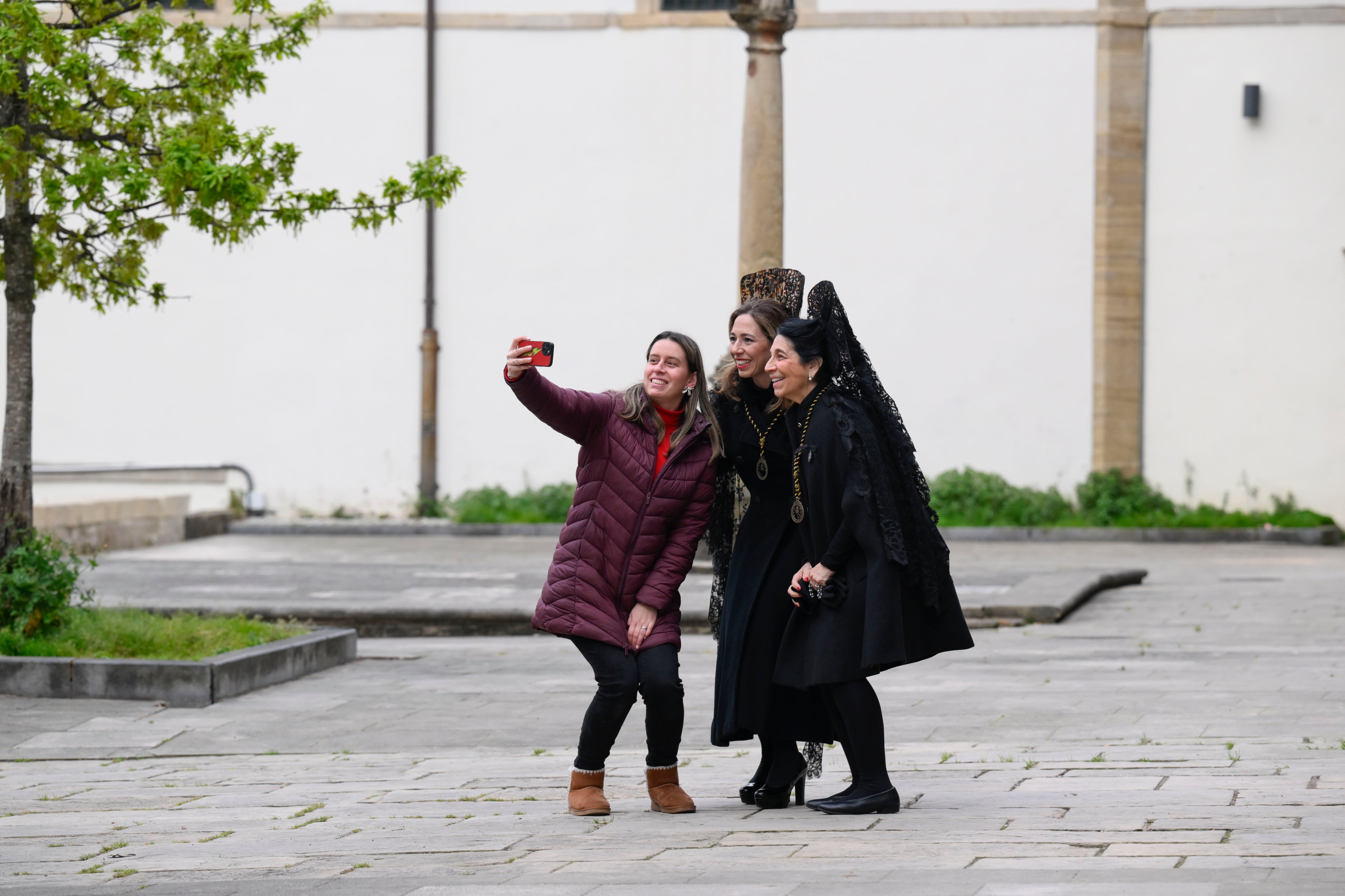 GRAF3088. AVILES (ASTURIAS), 01/04/2026.- Varias mujeres participan este Miércoles Santo en la Semana Santa de Avilés. EFE/ Eloy Alonso