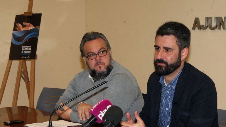 Vilaseca, a la izquierda, junto al concejal de cultura festiva Pere Fuset en la presentación de las publicaciones de la Semana Santa Marinenra 