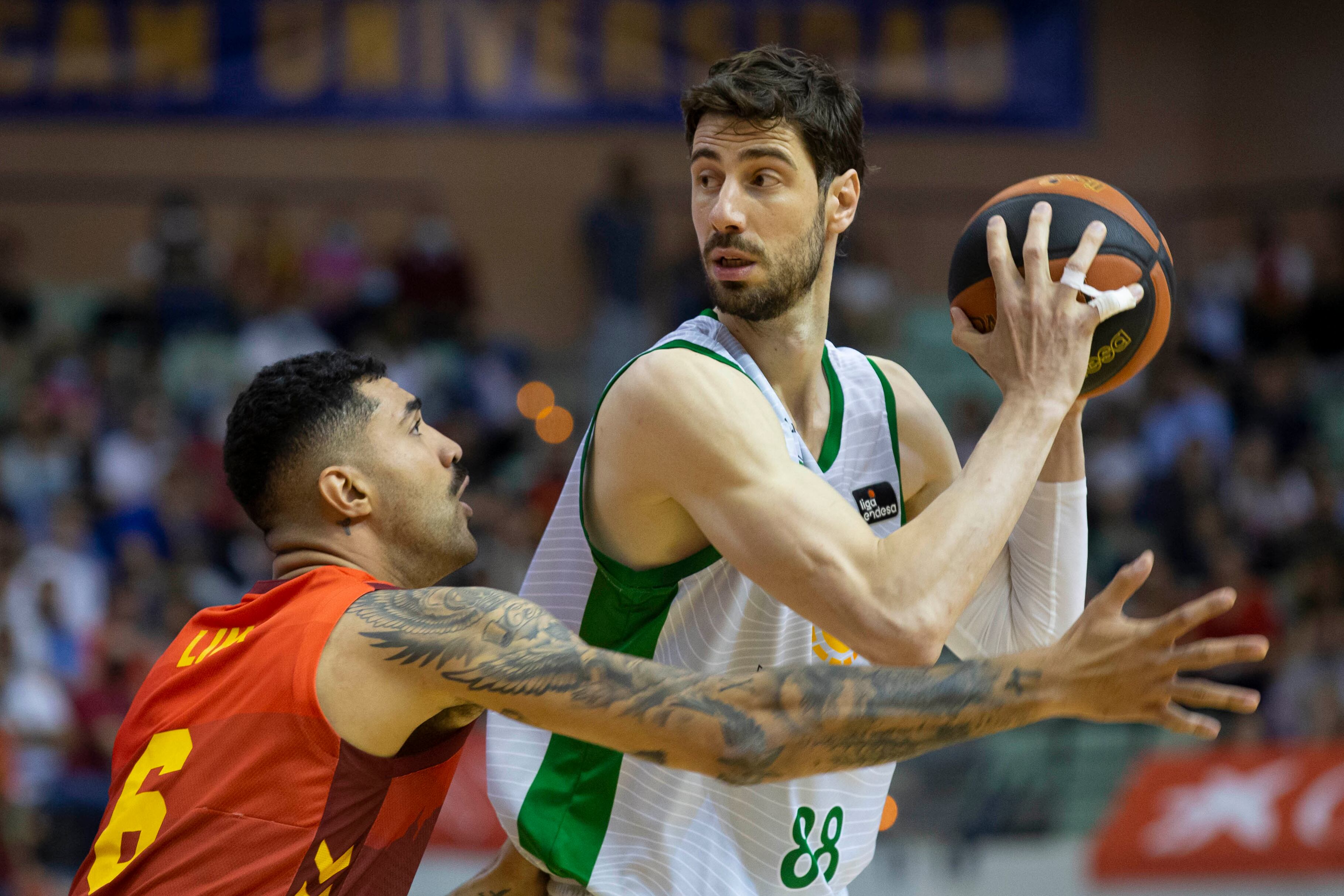 GRAF9136. MURCIA, 08/05/2022.- El pívot croata de Joventut Badalona Ante Tomic (d) defiende el balón ante la oposición del pívot brasileño de UCAM Murcia, César Augusto Lima (i), durante el partido de la trigésimo segunda jornada de la Liga Endesa que están disputando este domingo en el Palacio de los Deportes de Murcia. EFE/Marcial Guillén
