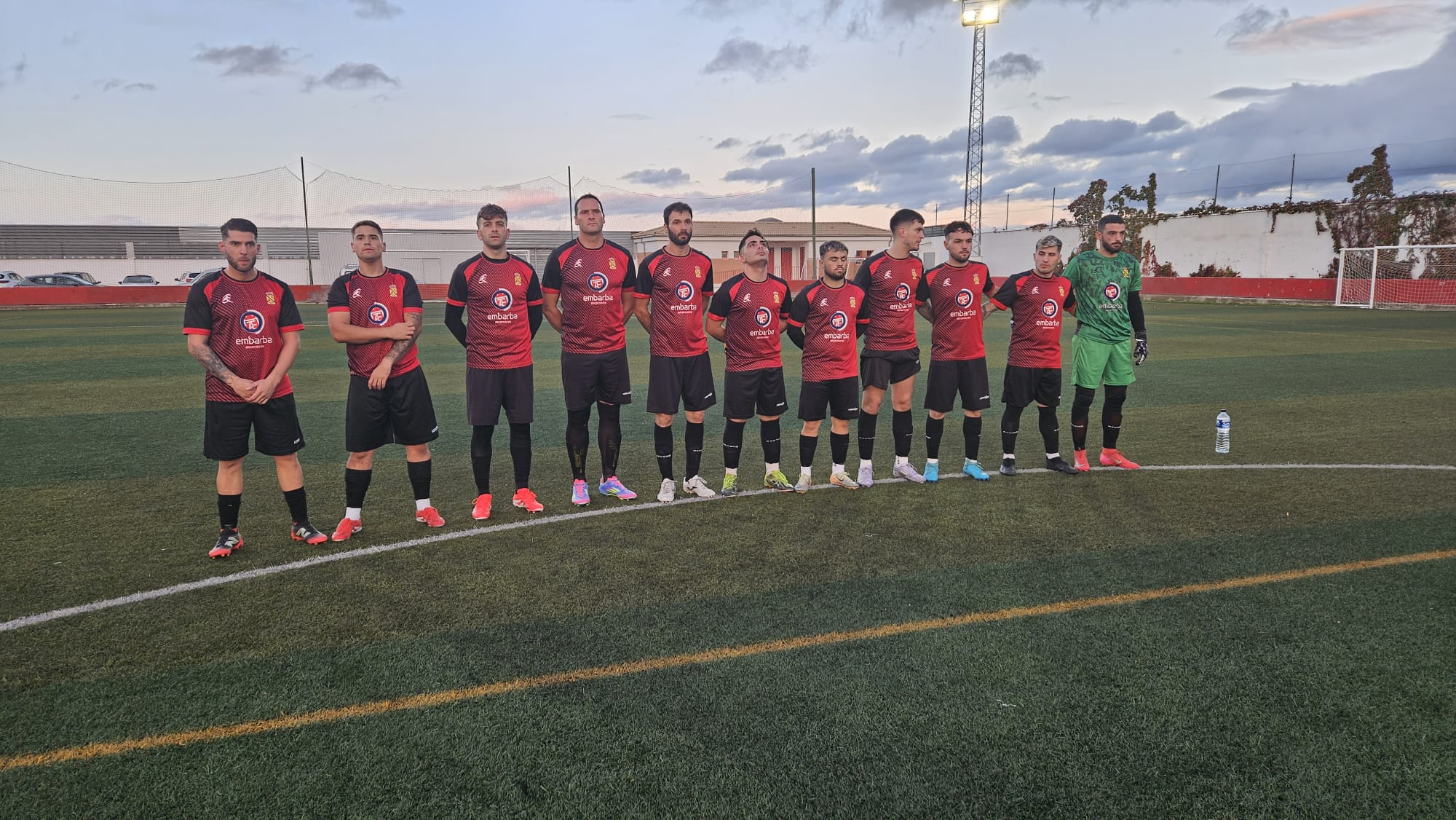 Equipo titular del Jódar C.F. ante el C.D. Rus E.F. durante el minuto de silencio
