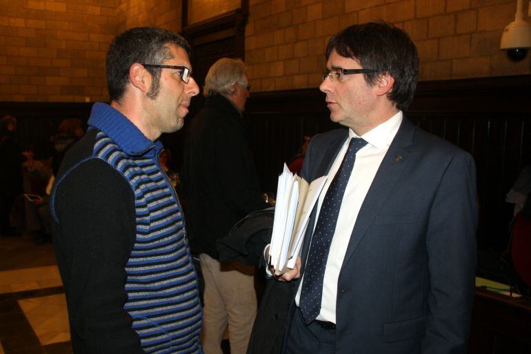 El regidor de la CUP, Jordi Navarro, i l'alcalde de Girona, Carles Puigdemont, a l'últim ple municipal