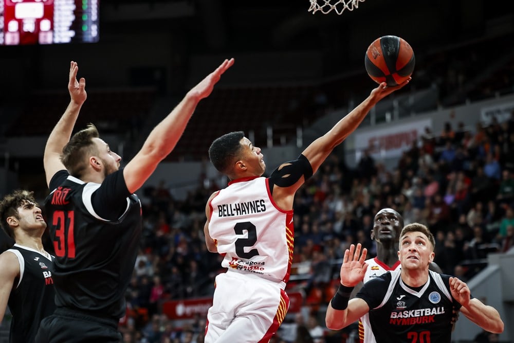 Bell-Haynes entra a canasta en el partido ante el Nymburk de la FIBA Europe Cup