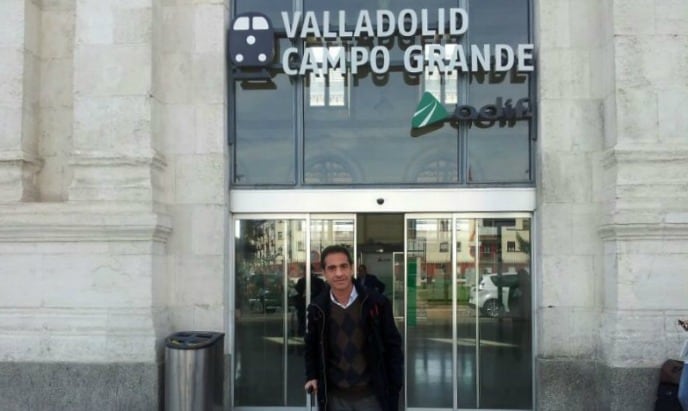 Raúl Rico posa a su regreso a Valladolid frente a la Estación del Norte