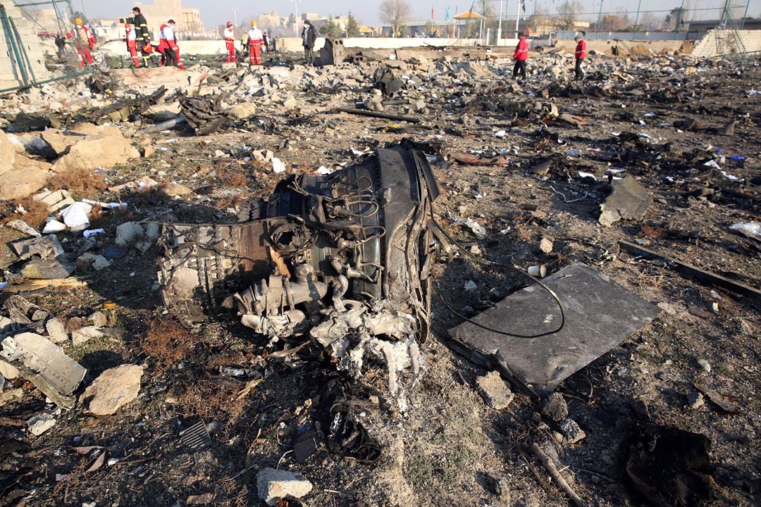 Uno de los motores del avión se encuentra entre los restos después de que un Boeing 737-800 de Ukraine International Airlines que transportaba a 176 personas se estrelló cerca del aeropuerto Imam Khomeini en Teherán