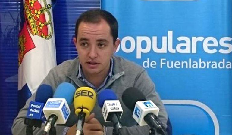 Sergio López, portavoz del PP en Fuenlabrada, pide al alcalde de la ciudad que reaccione ante el protocolo contra la contaminación de Madrid.