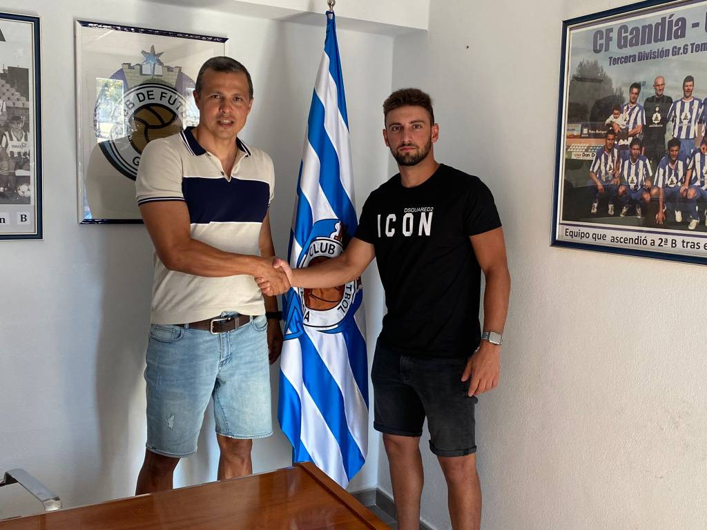 Javi Berenguer en el momento de la firma del contrato.