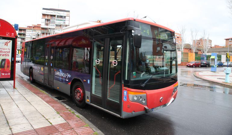 Los autobuses de la EMT, distinguidos por su color rojo