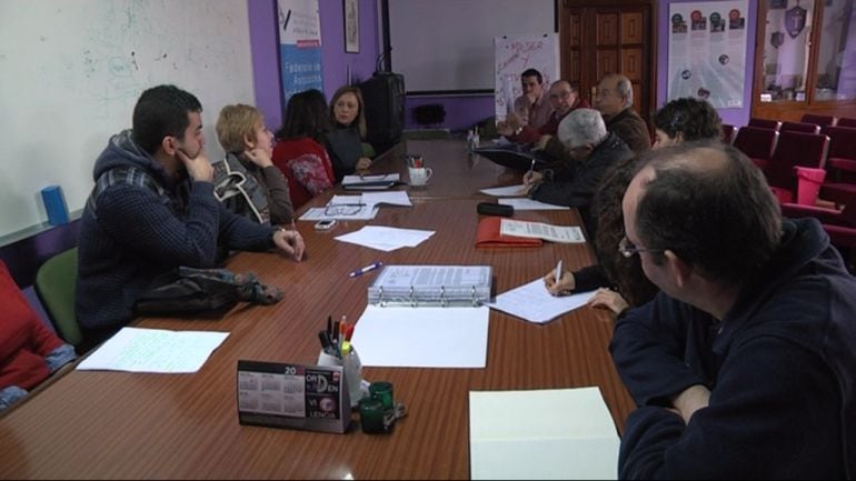 Representantes de asociaciones vecinales participaron en una reunión sobre el PGOM