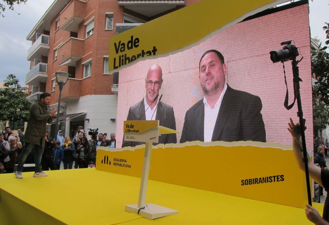 Acto de campaña de ERC con imágenes de Romeva y Junqueras