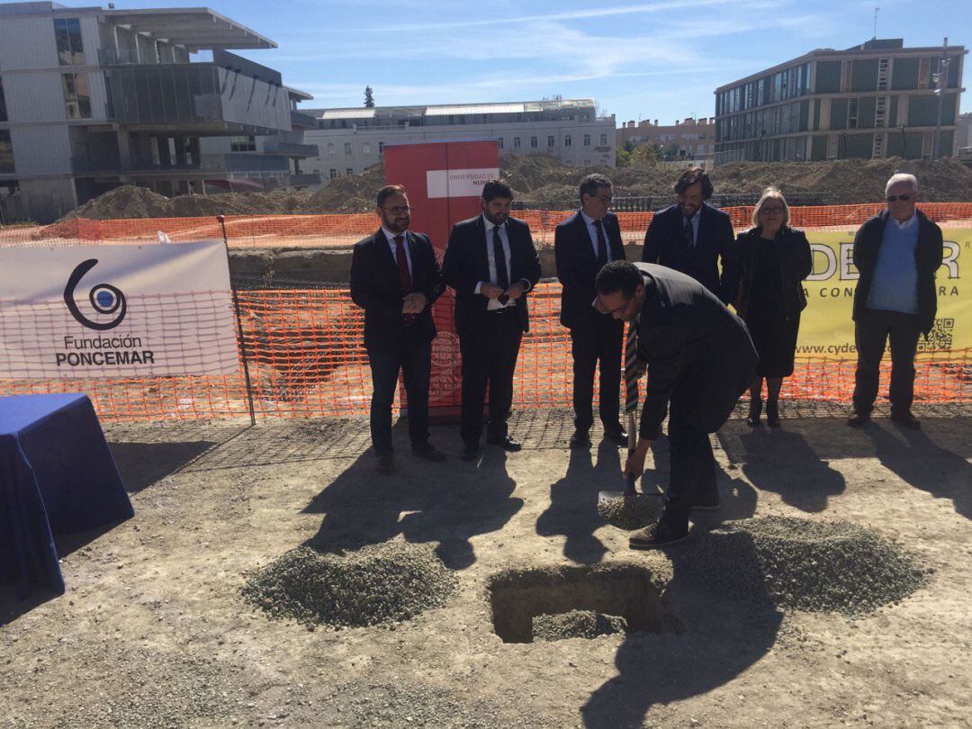 Colocación de la primera piedra del futuro centro de día de la Fundación Poncemar