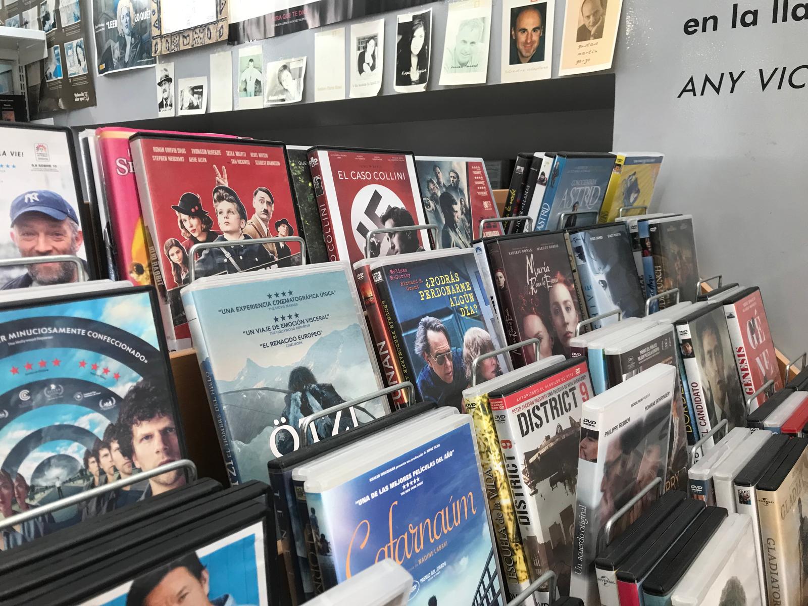 Algunas de las películas ofertadas en la Biblioteca Municipal de Burriana.