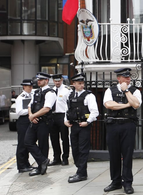 Agentes de la policía británica hacen guardia a la entrada de la embajada de Ecuador en Londres, Reino Unido, donde permanece el fundador de WikiLeaks.