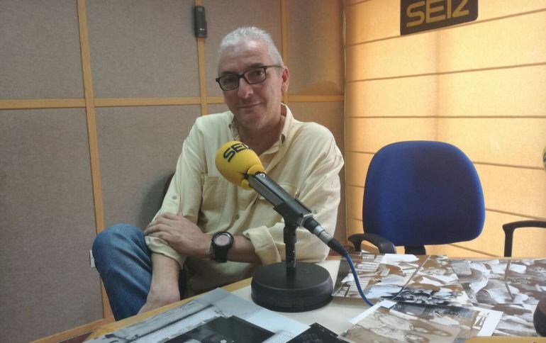 Julián Pérez en los estudios de la SER