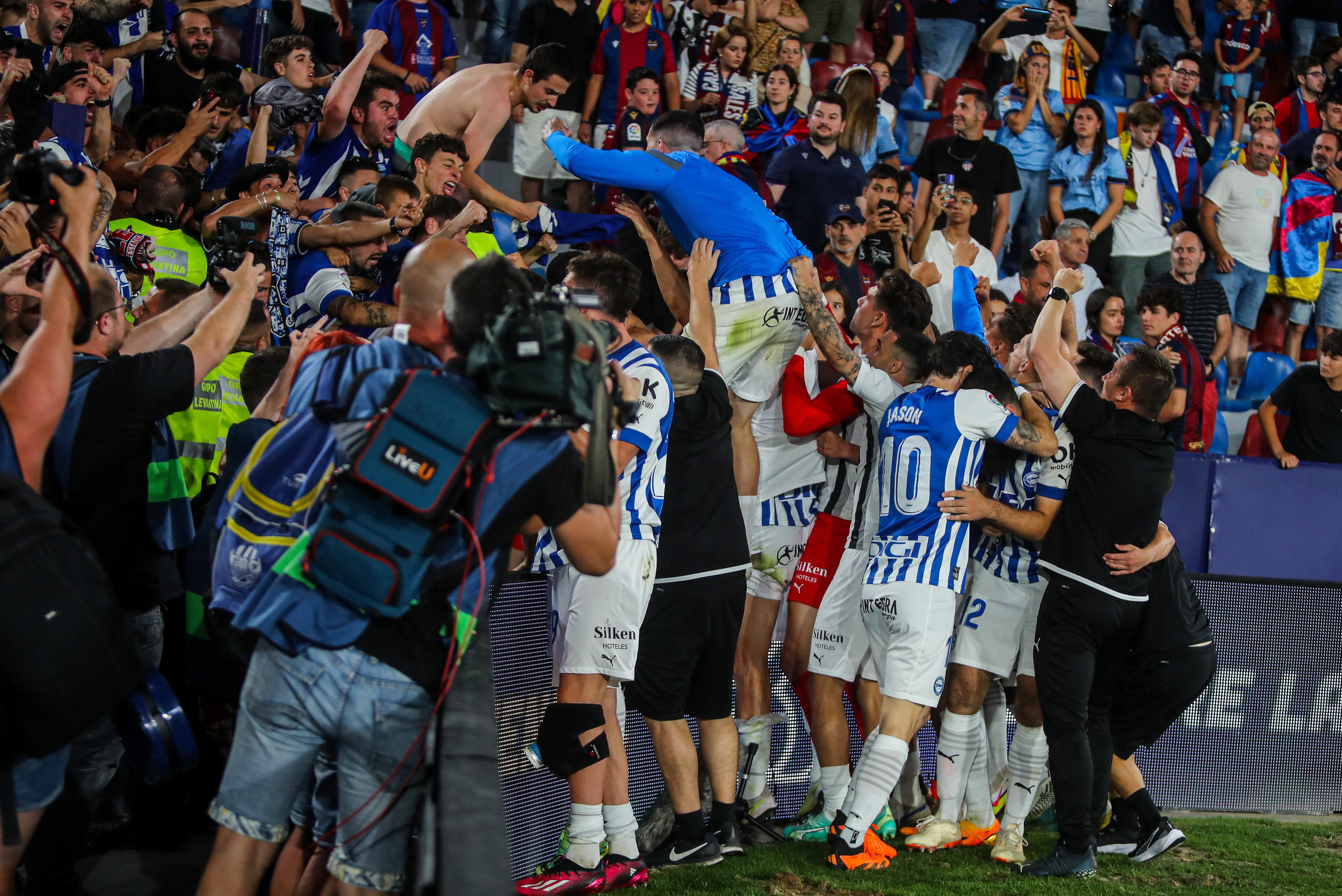 Los aficionados del Alavés celebran con los jugadores el ascenso a Primera. (Photo By Ivan Terron/Europa Press via Getty Images)