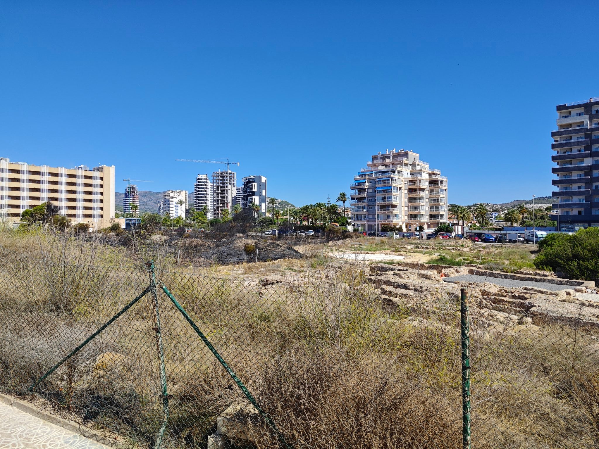 Imagen del yacimiento arqueológico de Calpe afectado parcialmente por el fuego