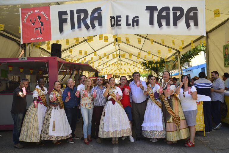 La reina y damas de Fiestas, junto a miembros de la corporación municipal y de la Junta, inaugurando la Feria de la Tapa