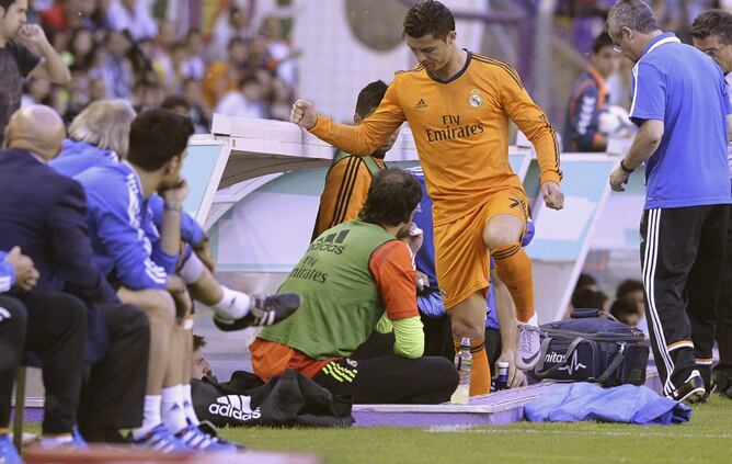 Ronaldo golpea el banquillo de Zorrilla tras la sustitución.