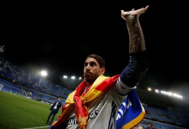 Sergio Ramos saluda a la afición madridista desplazada a la Rosaleda