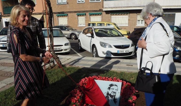 La familia descubre la placa de homenaje