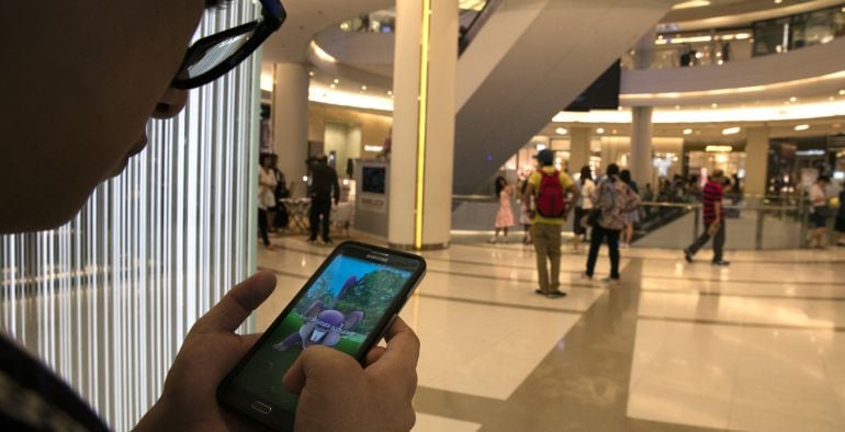 Un usuario jugando a Pokémon Go en un centro comercial de Bangkok