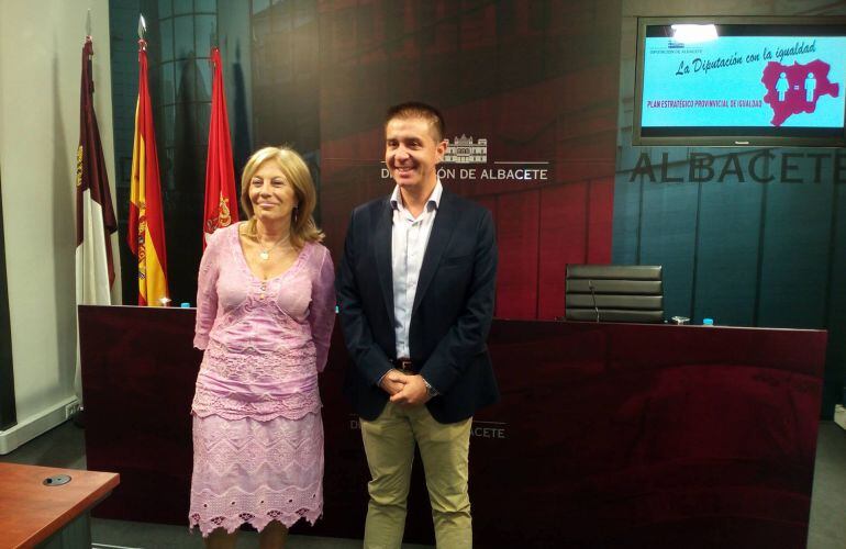 El presidente de la Diputación Santiago Cabañero junto a la diputada de igualdad Nieves García