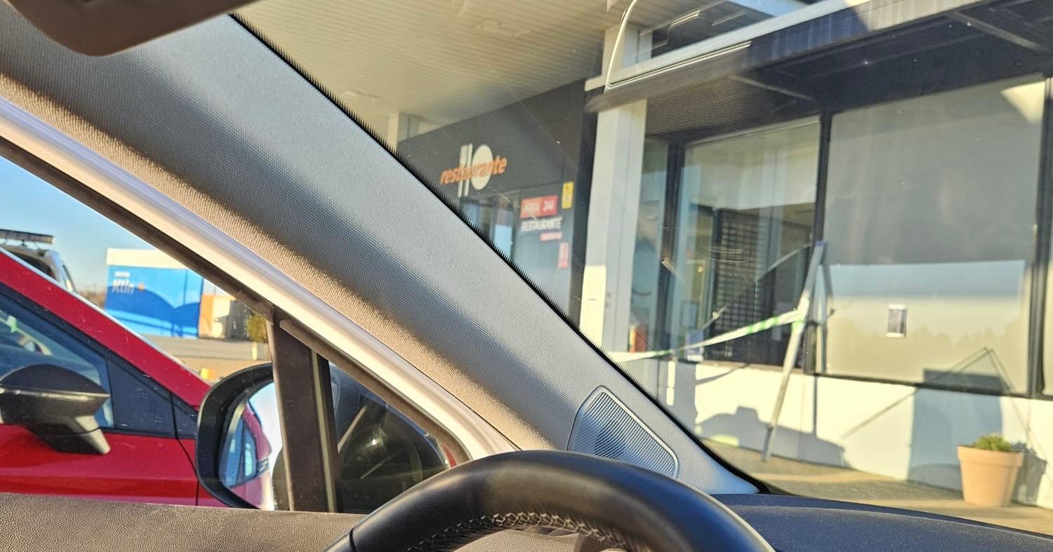 Imagen del cristal de la gasolinera de Almudévar roto