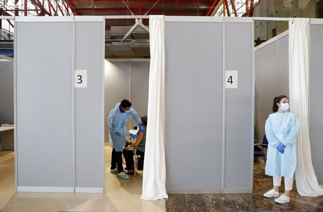 Varias personas asisten a la vacunación  en el Palacio de Ferias y Congresos de Málaga (Fycma)