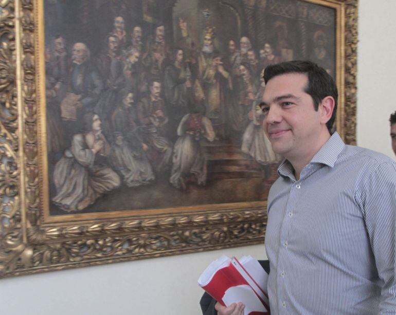 BAD36 ATENAS (GRECIA) 10/07/2015.- El primer ministro griego, Alexis Tsipras, camina por los pasillos del Parlamento de Atenas (Grecia), hoy, 10 de julio de 2015. El grupo parlamentario de Syriza se ha reunido para estudiar el paquete de propuestas remiti