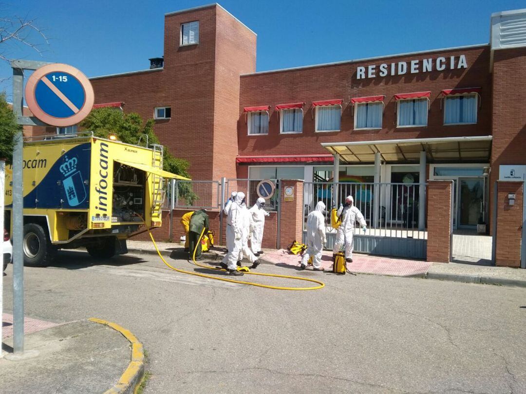 Personal de Geacam desinfectando una residencia de mayores