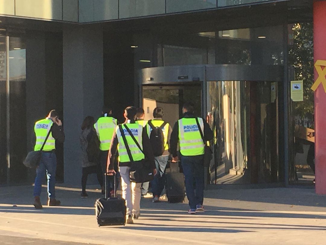 Los agentes de los Mossos d&#039;Esquadra entran en el Centro de Telecomunicaciones de la Generalitat 