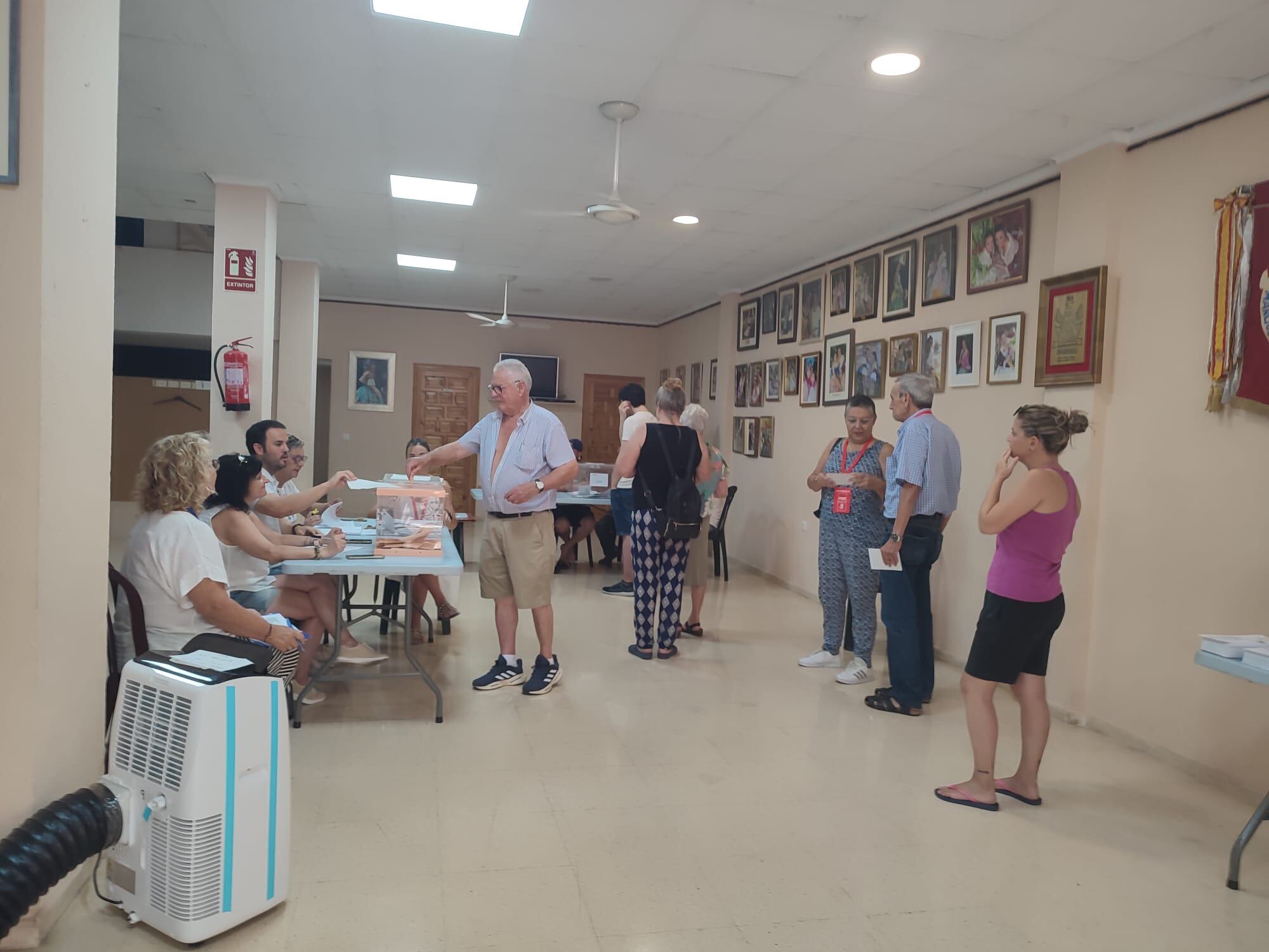 Vecinos de Gandia ejerciendo su derecho al voto durante las elecciones generales..