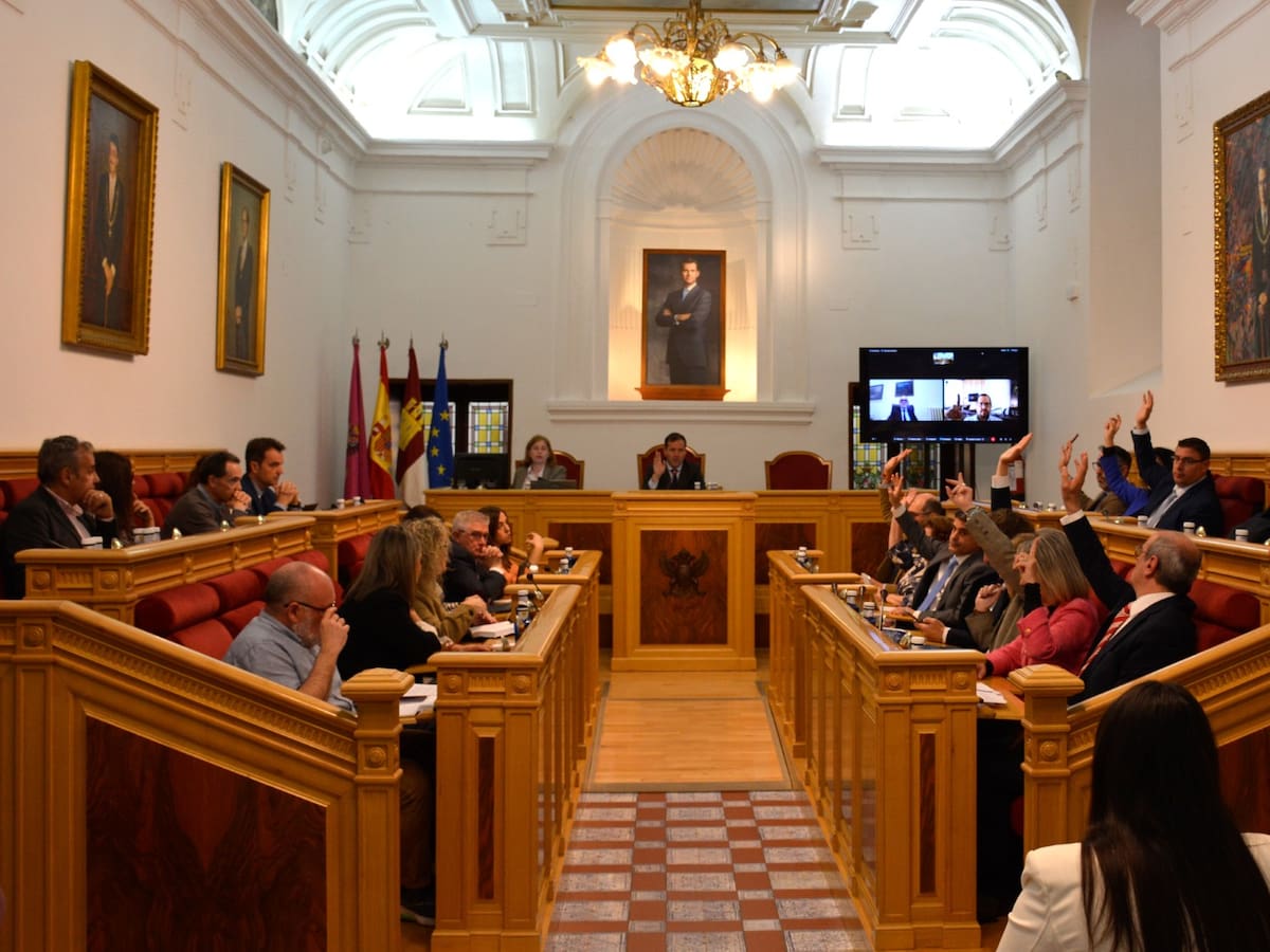 El Ayuntamiento de Toledo aprueba una moción de Vox para prohibir el velo integral en dependencias municipales