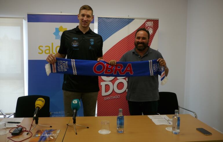 Maxime de Zeuw, ala-pívot del Obra, y Ramón Salgado, durante la presentación del jugador