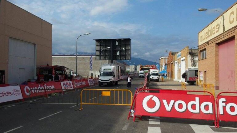 Dispositivo montado para la llegada de los ciclistas a la meta de la etapa en Tarazona 