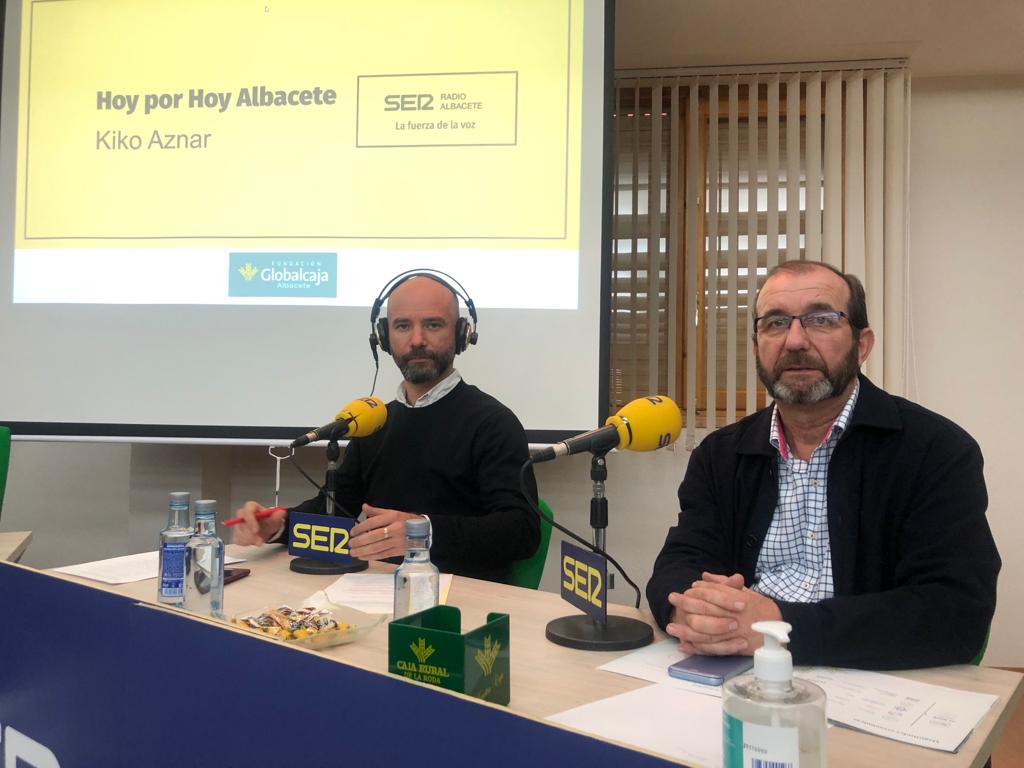 Kiko Aznar junto a Juan Antonio Fernández, presidente de la Fundación Globalcaja La Roda