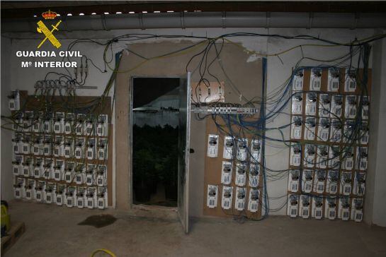 Suministro eléctrico en el interior de la nave para la plantación