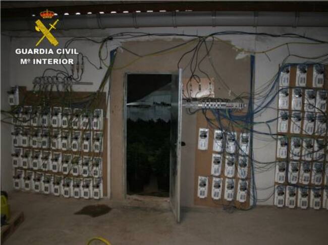 Suministro eléctrico en el interior de la nave para la plantación